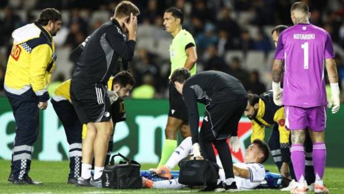 Rodrigo Huescas tuvo que salir en camilla tras su lesión. Foto: Agencias