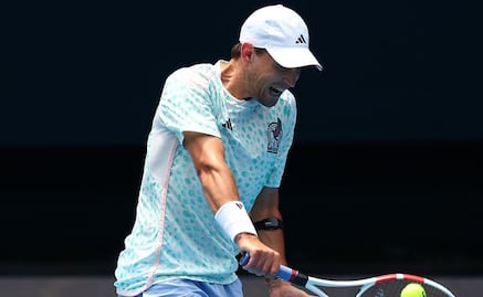 El tenista Dominic Thiem entrena con la playera de la Selección Mexicana previo al Australian Open