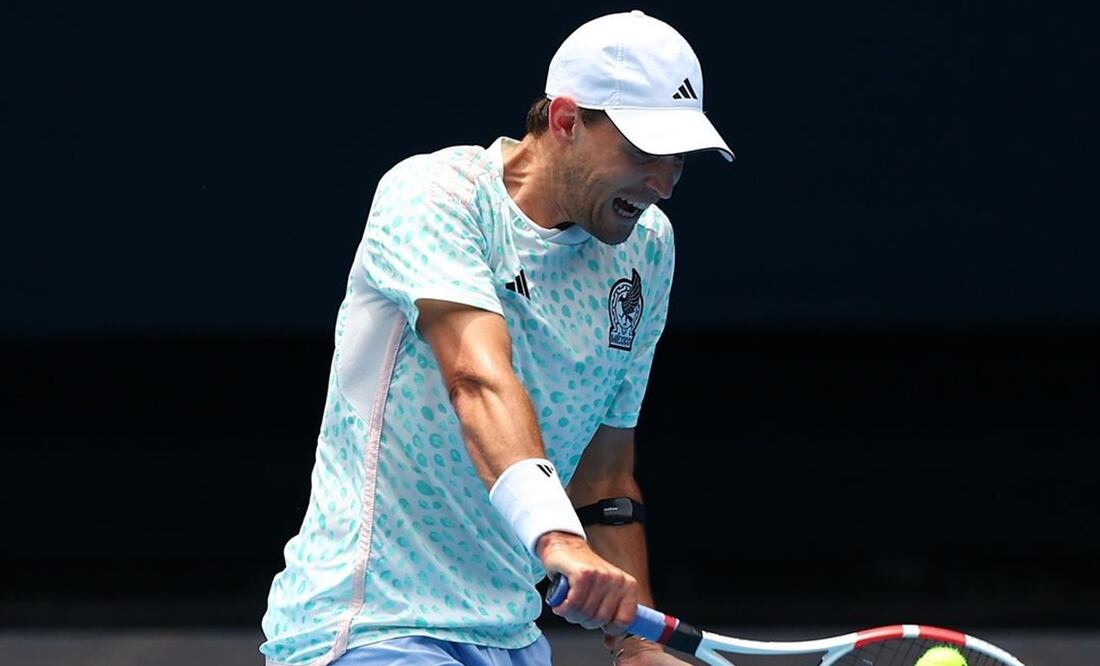 El tenista Dominic Thiem entrena con la playera de la Selección Mexicana previo al Australian Open