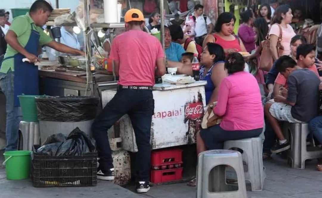 La industria restaurantera se queja del crecimiento de puestos de alimentos que operan bajo la informalidad. Foto: Especial.