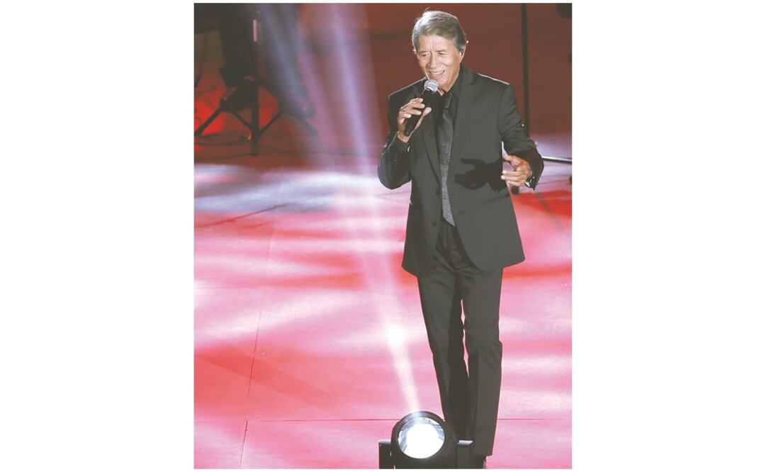 Napoleón agregaba comentarios llenos de recuerdos antes de cantar sus temas. (JUAN CARLOS REYES. EL UNIVERSAL)