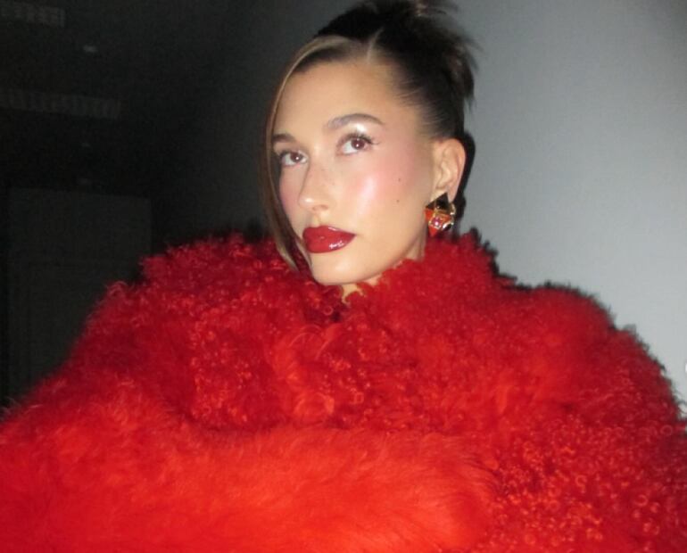 El maquillaje Cherry Girl combina nostalgia estética y sensualidad suave. Foto: Instagram @haileybieber