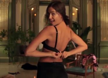 Irina Shayk hace sensual 'striptease' para 'Vogue'