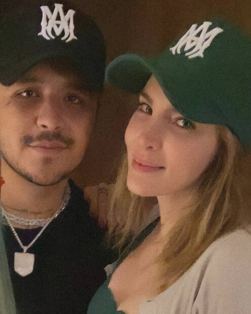 Belinda sube al escenario, besa a Nodal y enloquece al público