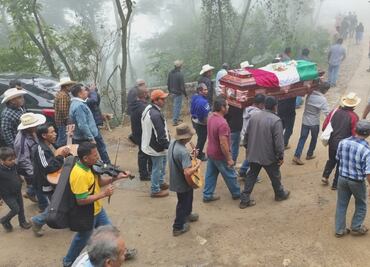 Entre la neblina, pobladores dan último adiós a diputado federal del PVEM en la sierra de Zongolica; será sepultado junto a su padre