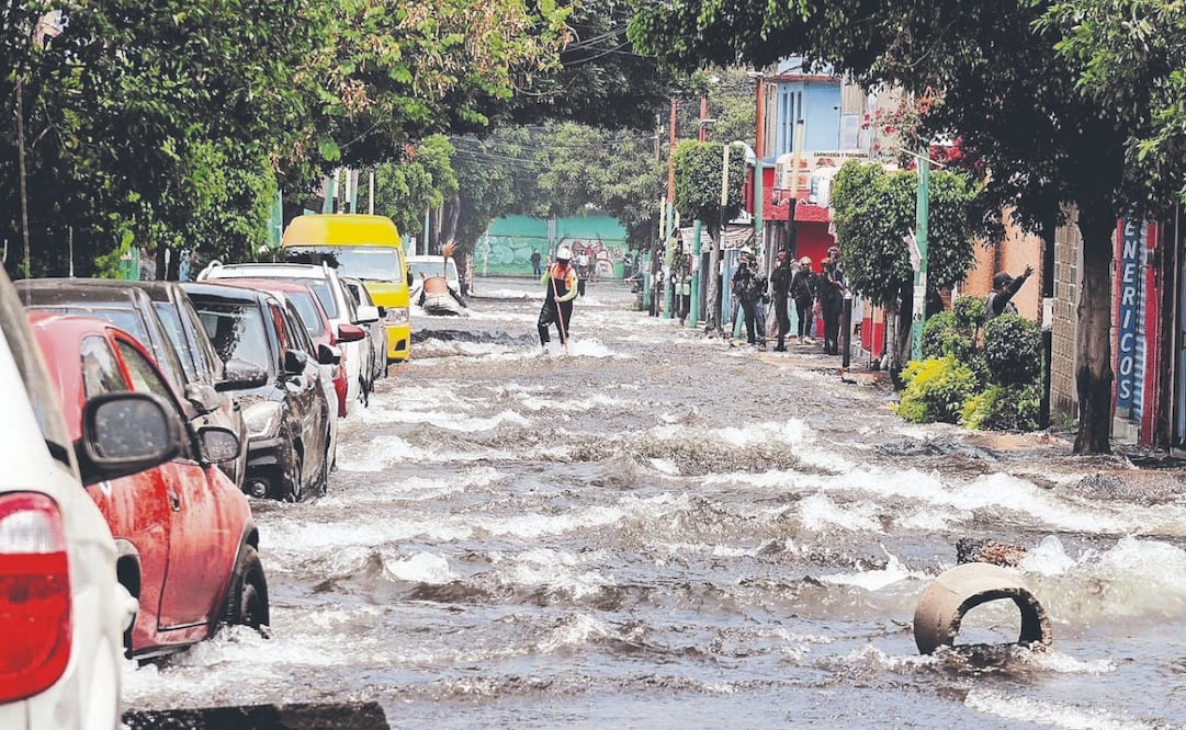La ruptura de la tubería se registró alrededor de las 10:30 horas de ayer. Vecinos relataron que los alertó un fuerte estruendo seguido de una cascada de agua que corrió por las calles. Foto: Especial