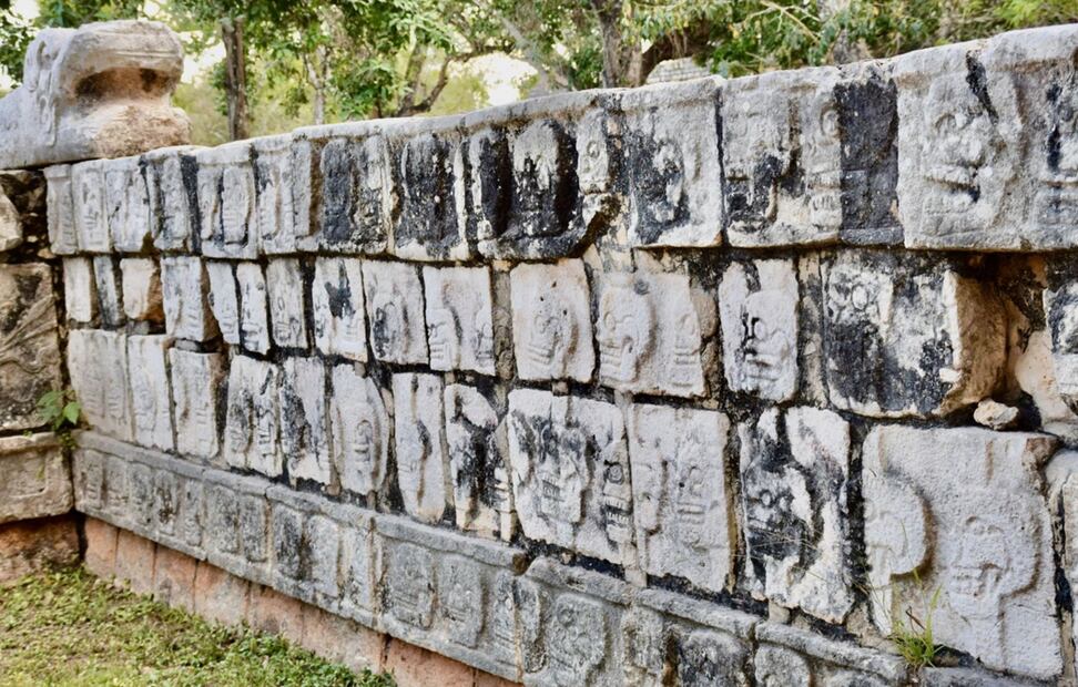 Parte de un tzompantli de piedra reconstruido en Chichén Itzá, ubicada en la península de Yucatán.
Foto: EFE / Johannes Krause