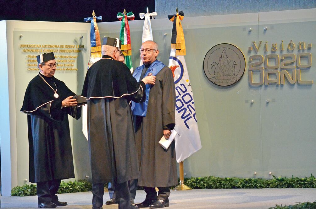 Ignacio Morales Lechuga recibió ayer el Doctorado Honoris Causa, por la Universidad Autónoma de Nuevo León (ESPECIAL)
