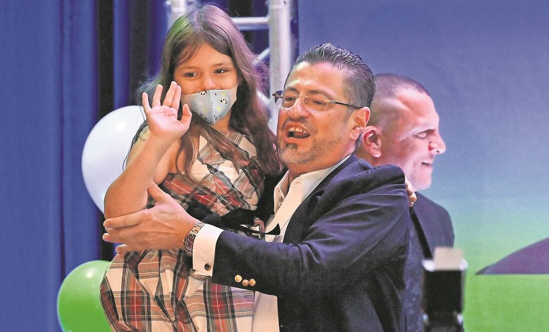 El ganador de las presidenciales en Costa Rica, Rodrigo Chaves, con su hija Isabella, en San José. Foto: Luis Acosta/ AFP.
