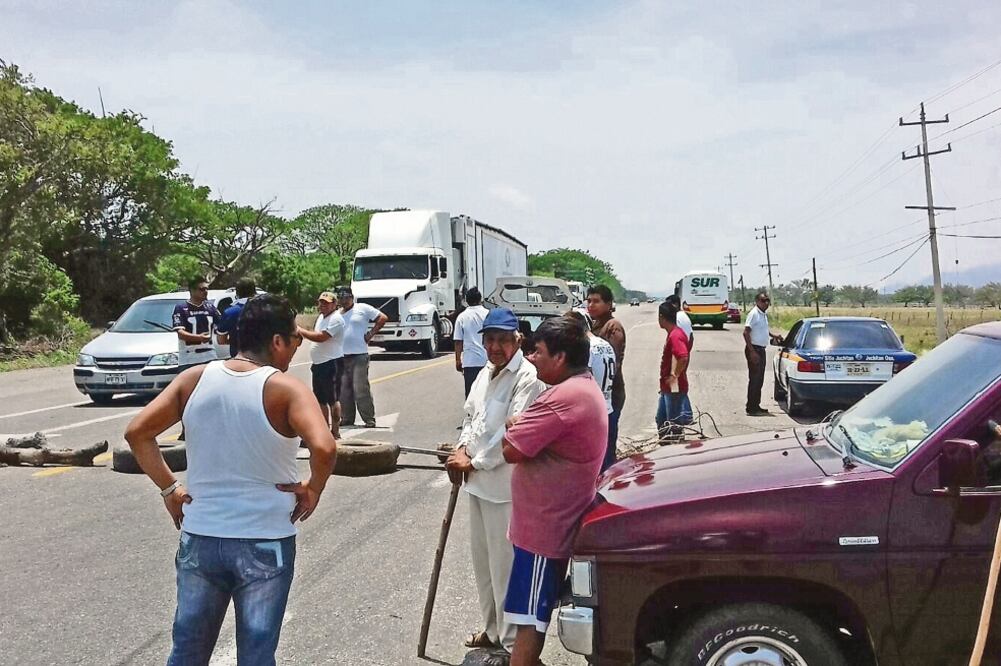 Familiares de los detenidos bloquearon la carretera Panamericana, pero uniformados los dispersaron con gases lacrimógenos (CORTESÍA)