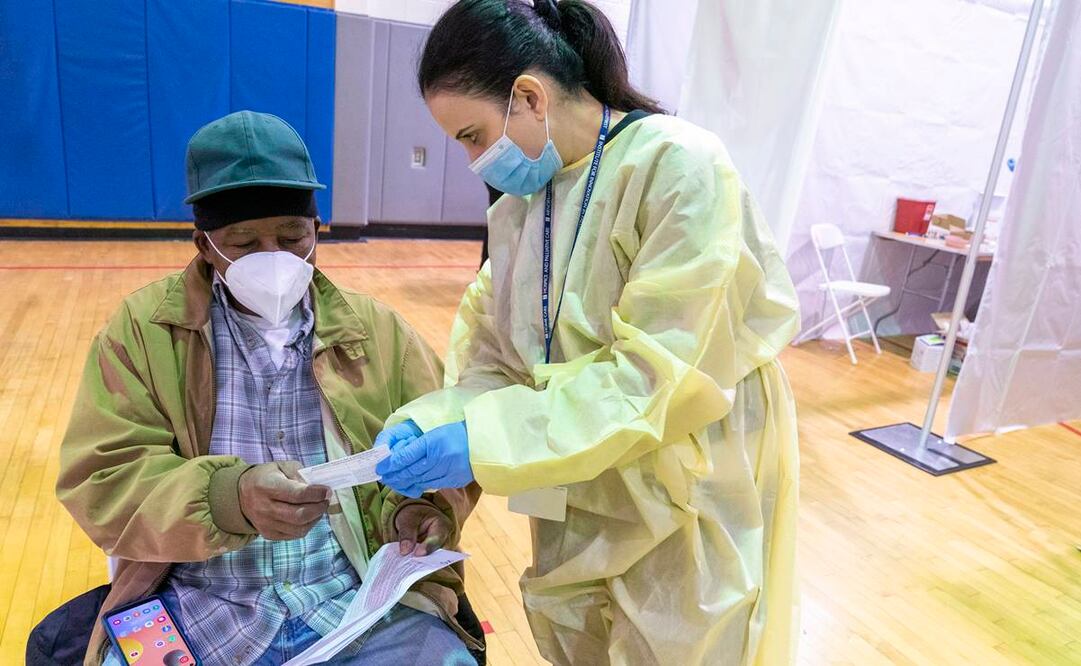 Desde ancianos cubanos-estadounidenses en la Florida hasta campesinos de California, los latinos enfrentan fuertes obstáculos para recibir las vacunas contra el Covid-19 en Estados Unidos. Fotos: AP