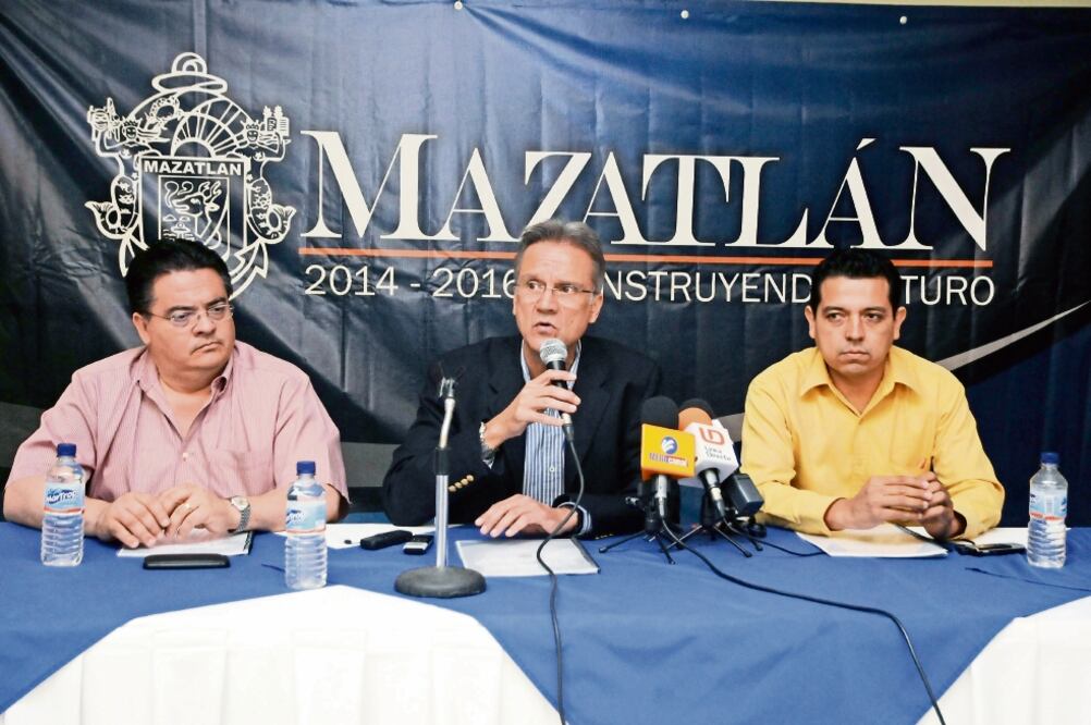 El ex edil de Mazatlán, Carlos Feltón ( centro), está inhabilitado por cinco a ñ o s, pero se registró para diputado federal por el PAN. (ARCHIVO EL UNIVERSAL)