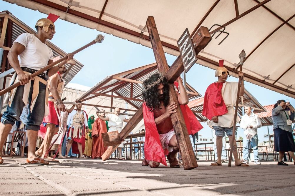En el penal de San José El Alto ayer se recreó la crucifixión. Además de los reclusos, asistieron algunas autoridades del penal, así como los custodios (RICARDO LUGO. EL UNIVERSAL)