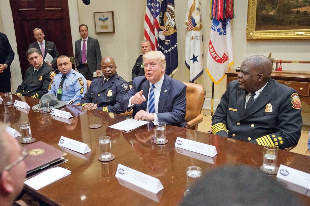 El presidente Donald Trump se refirió al ataque en Afganistán durante una reunión con equipos de emergencia de Atlanta, en la Casa Blanca (EFE)