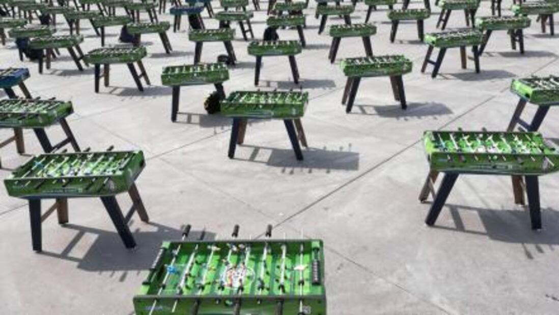 Rompen récord Guinness de futbolito de mesa en el Zócalo
