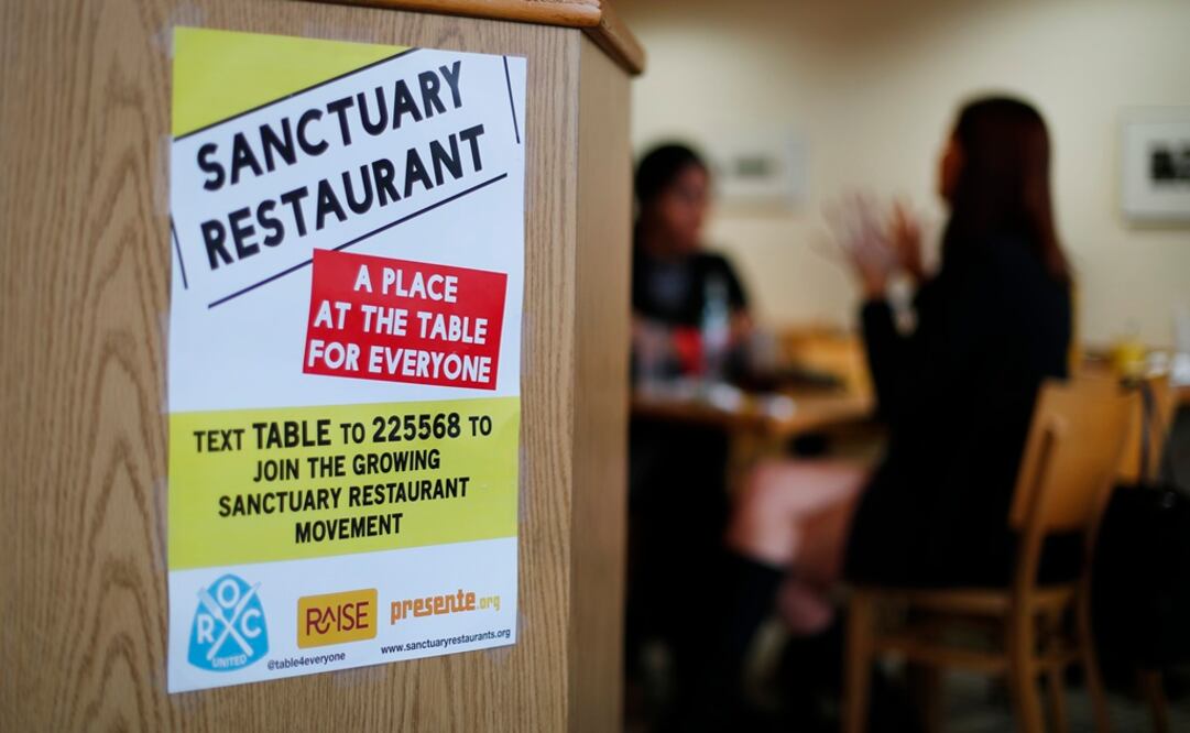 Un cartel de restaurante santuario en el Russell Street Deli de Detroit (Foto: AP / Archivo)