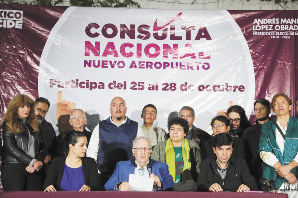 Enrique Calderón Alzati (centro) dijo que la mayor participación de ciudadanos en la consulta fue en la Ciudad de México (LUIS CORTÉS. EL UNIVERSAL)