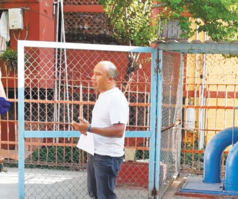 El diputado local Héctor Barrera recorrió la Unidad Habitacional CTM Culhuacán y constató la problemática que viven por la escacez de agua. ESPECIAL