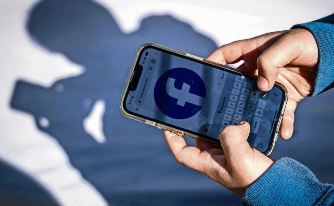 Plataformas como Facebook se convirten en cementerios digitales, donde la interacción se normaliza y los rituales de duelo se han digitalizado. Foto: David GRAY / AFP