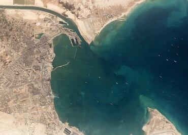 Así se ve desde el espacio el bloqueo causado por el Ever Given en el Canal de Suez
