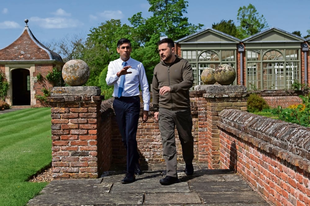 El primer ministro británico, Rishi Sunak, con el presidente ucraniano, Volodimir Zelensky, ayer en Aylesbury, Inglaterra, Foto: AP