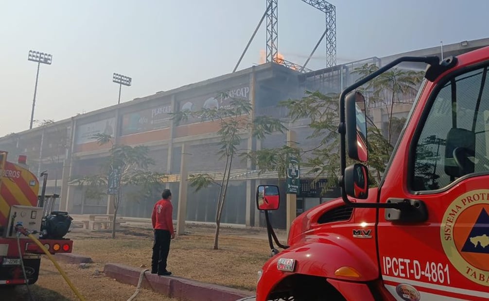 En redes sociales circularon videos y fotografías de un incendio en el techo de la zona de establecimientos comerciales y de comida del inmueble. Foto: especial