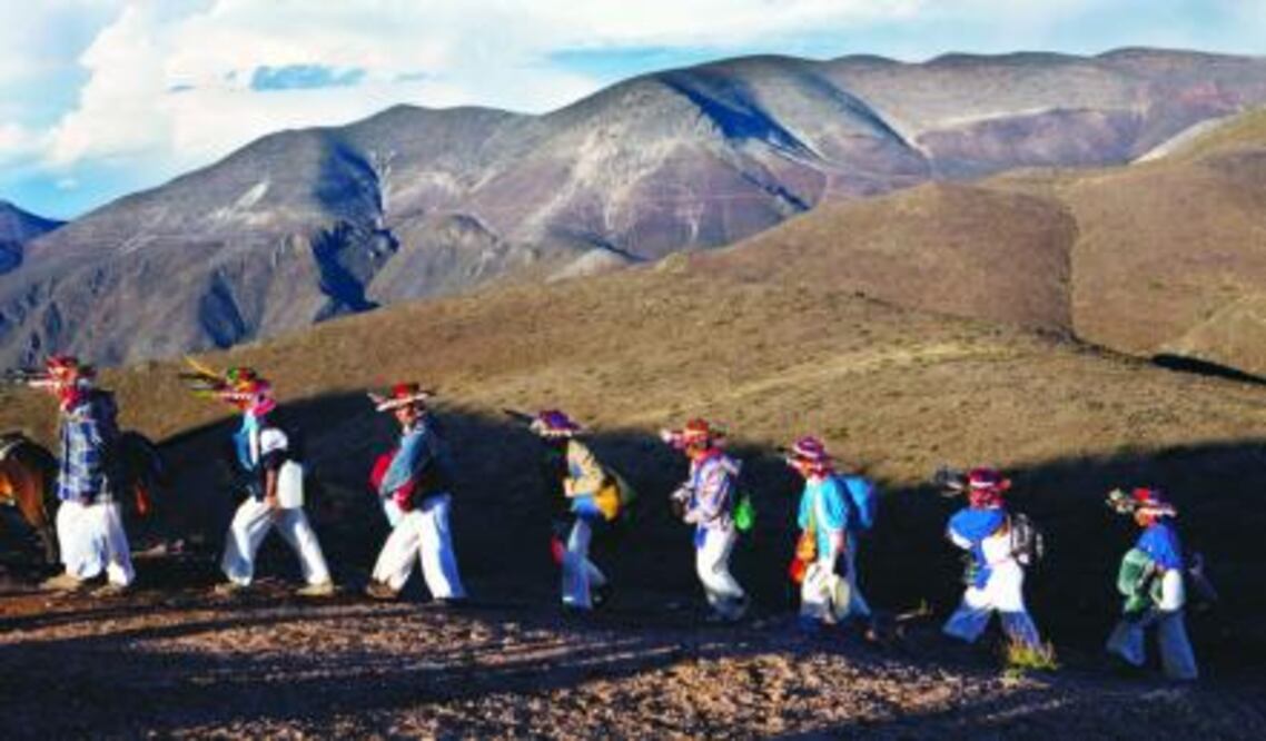 Unos 20 sitios sagrados componen la ruta y a lo largo de ella los wixáricas, también llamados huicholes, expresan sus vínculos con elementos de su cosmovisión como el maíz, el águila real, el venado y el peyote.