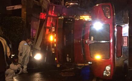 Vuelca camión con maquinaria pesada y aplasta a abuelito dentro de su auto en la GAM