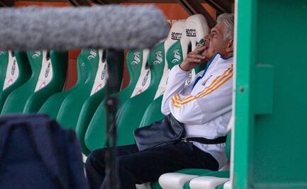Ricardo Ferretti es suspendido por fumar en la banca
