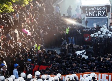 Manifestantes y policías chocan en protesta contra la cumbre G20 en Hamburgo
