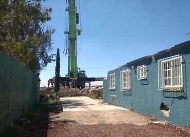 Entregan apoyo a familia con vivienda dañada por caída de grúa