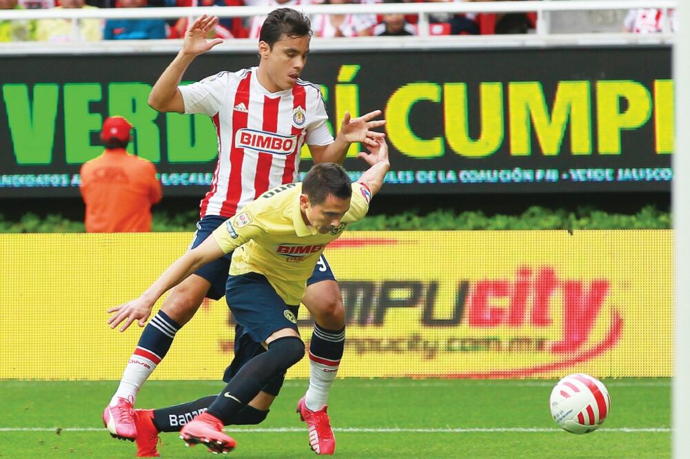 Omar Bravo llegará encendido al Clásico; la zaga azulcrema ya lo espera (JORGE BARAJAS. IMAGO7)