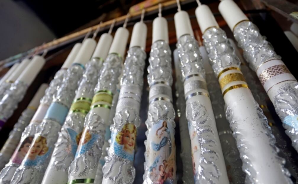 Las delicadas velas escamadas iluminan el camino de las almas en México