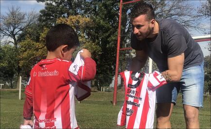 Despiden a maestra por burlarse de niño que le va a River Plate