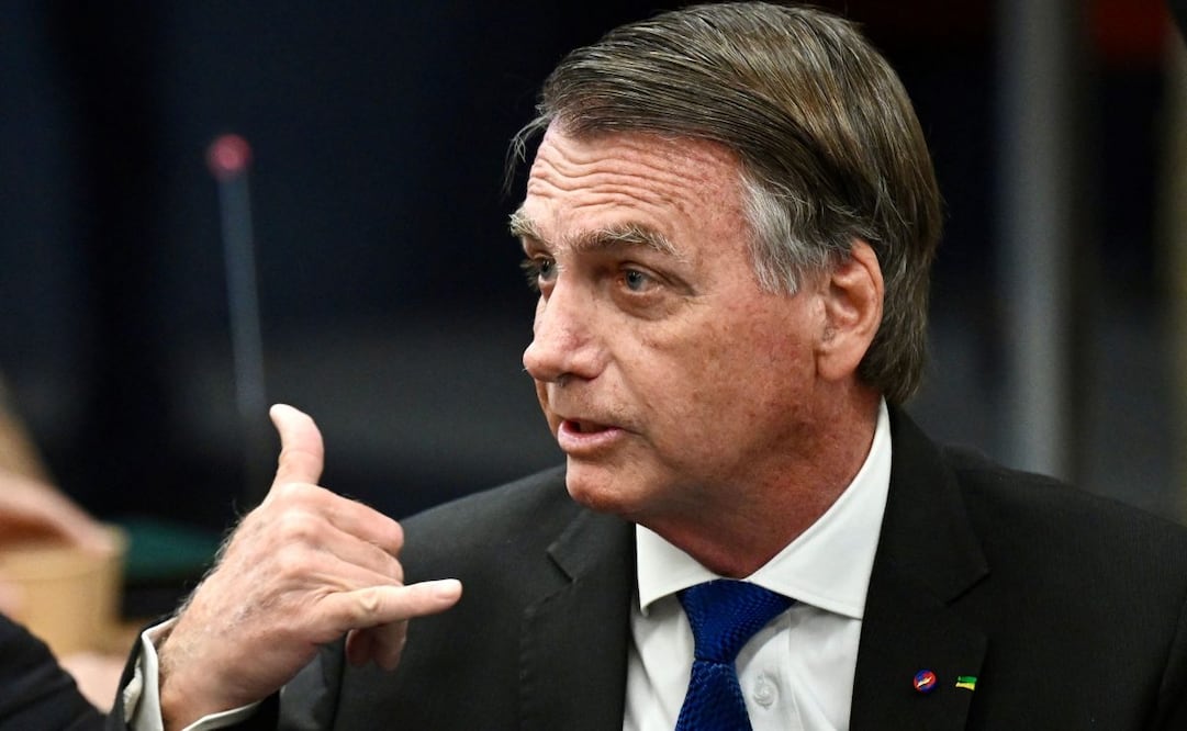 El expresidente brasileño Jair Bolsonaro gesticula durante una sesión de la Corte Suprema de Brasil que juzga la participación de los acusados del intento de golpe de Estado en enero de 2023, en Brasilia el 9 de junio de 2025. Los acusados en el juicio por golpe de Estado del expresidente de extrema derecha de Brasil Jair Bolsonaro comenzaron a testificar en la Corte Suprema el lunes. Bolsonaro, quien gobernó Brasil de 2019 a 2022, subirá al estrado junto con siete coacusados por los cargos de conspirar para anular los resultados de las elecciones de 2022 que Bolsonaro perdió ante el presidente izquierdista Luiz Inácio Lula da Silva. Foto: AFP