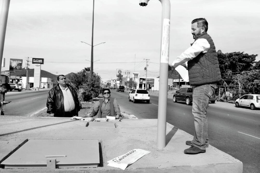 Personal del ayuntamiento colocó sellos de clausura en una de las válvulas ubicadas en la carretera internacional, pasando el puente Miramar. (AYUNTAMIENTO DE GUAYMAS)