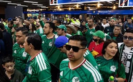 Funciona traslado de aficionados al Estadio Ciudad de México; vecinos y trabajadores sufren por falta de opciones de movilidad