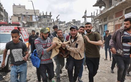 FOTOS: Bombardeo israelí sobre un edificio en Gaza suma 23 muertos, entre ellos niños y mujeres