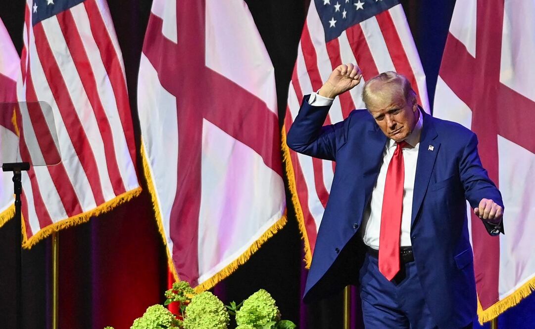 Donald Trump, expresidente de Estados Unidos, baila durante la reunión de verano de 2023 del Partido Republicano de Alabama. Foto: AFP