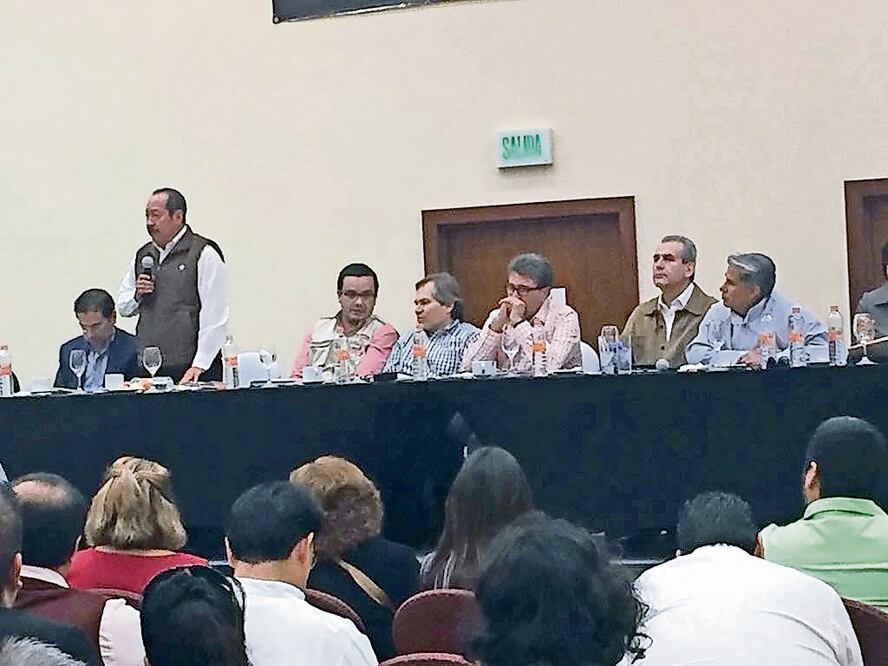 Pelean liderazgos de AMLO