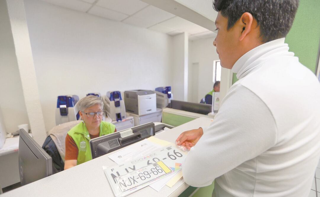A los 920 mil contribuyentes obligados a renovar placas 2014-2015 se les otorgará un descuento de 50% si las actualizan, anunciaron autoridades. Foto: ARCHIVO EL UNIVERSAL