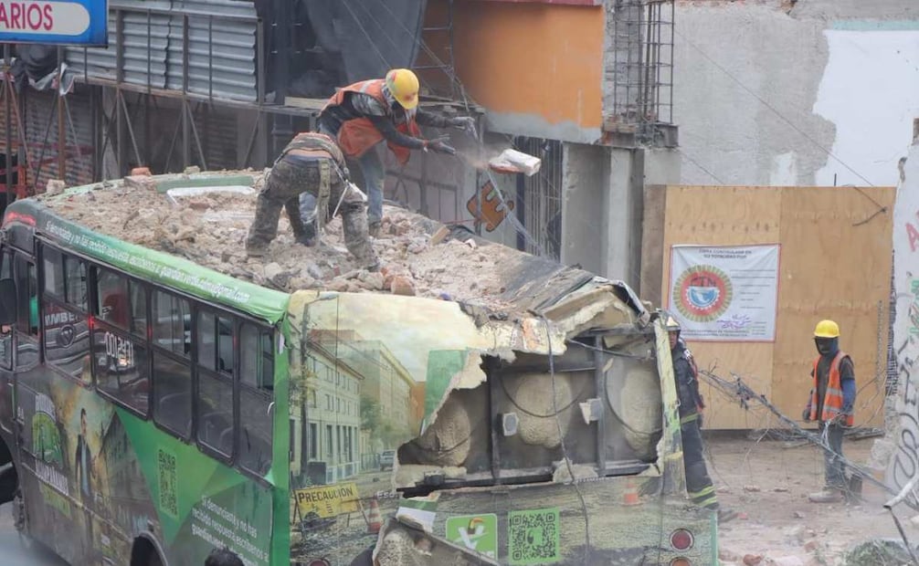 La barda colapsó y cayó sobre un camión de transporte público y varios vehículos particulares. Foto: Osmar Alvarado | EL UNIVERSAL.