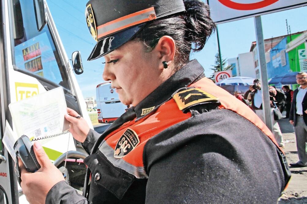 Únicamente las 72 mujeres agentes de tránsito están facultadas para detener e infraccionar a vehículos que violen el programa en 18 municipios (ARCHIVO EL UNIVERSAL)