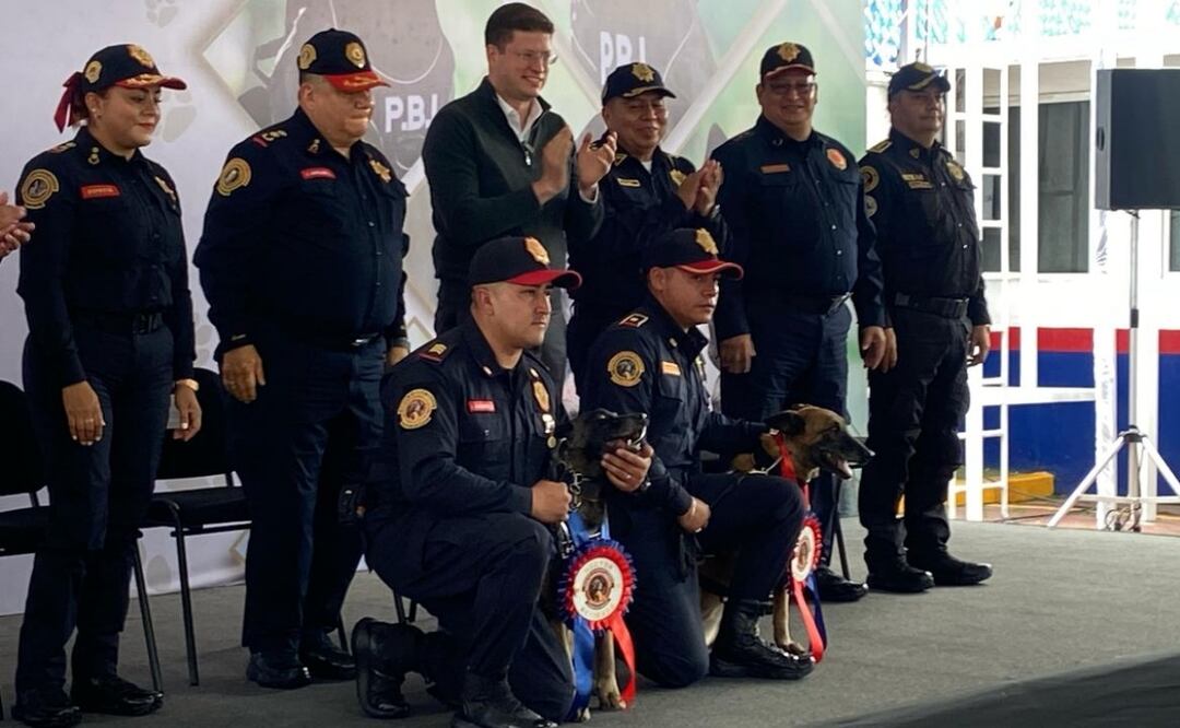 Los ejemplares “Héctor” y “Molly” fueron reconocidos al culminar su labor operativa (11/07/2025). Foto: Juan Carlos Williams / EL UNIVERSAL