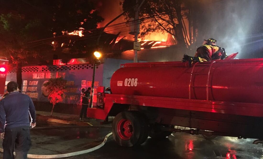 Bomberos continúan trabajando para sofocar las llamas (VALENTE ROSAS. EL UNIVERSAL)