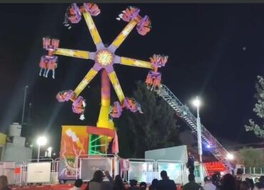 VIDEO: Quedan atrapadas 18 personas en juego mecánico durante fiesta patronal en Coacalco