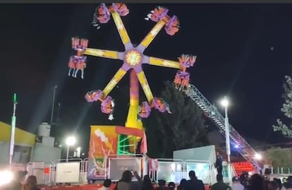 VIDEO: Quedan atrapadas 18 personas en juego mecánico durante fiesta patronal en Coacalco