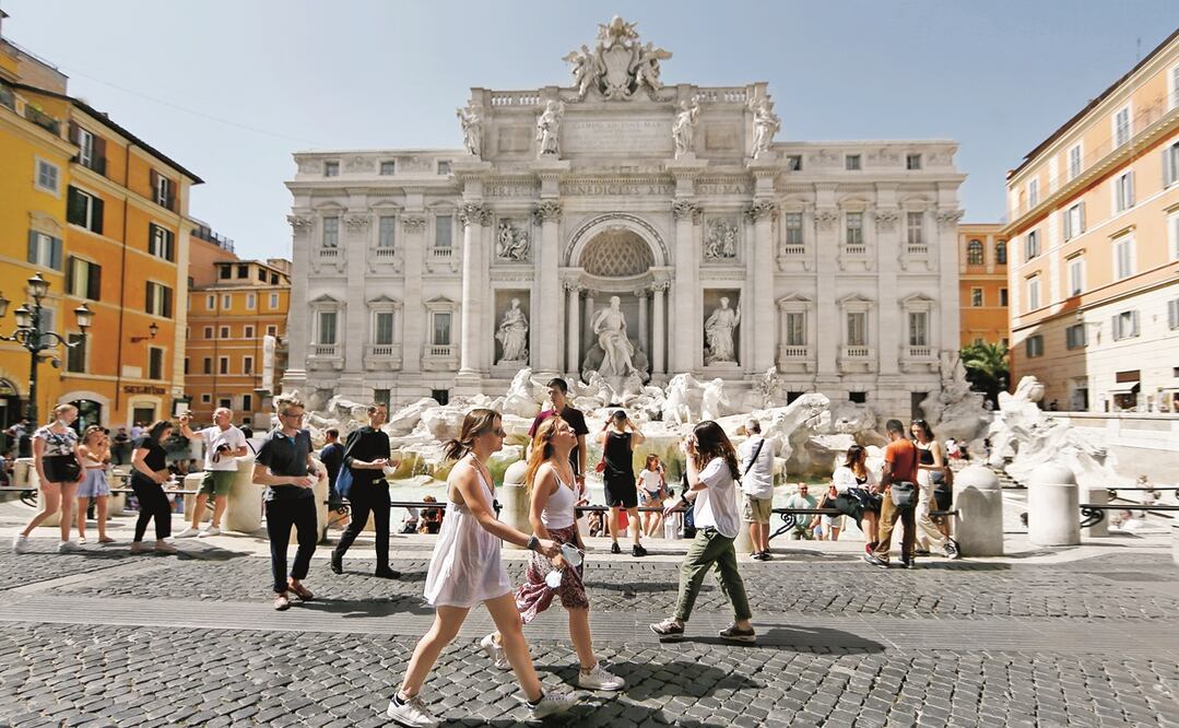 Italianos frente a la Fuente de Trevi, en Roma. El cubrebocas dejó de ser un requisito obligatorio para circular por espacios al aire libre. Foto: Cecilia Fabiano. AP