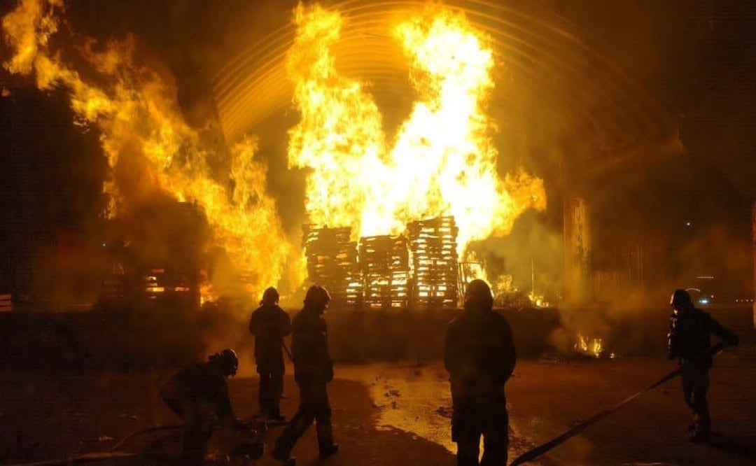 Incendio consume tarimas y cajas en la Central de Abasto; bomberos controlan el fuego sin lesionados. Foto: Especial