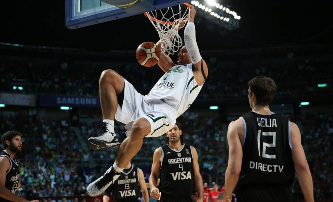 Gustavo Ayón retaca la bola en el aro. Foto: Imago7